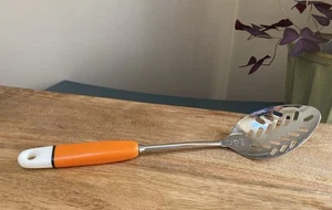 Vintage Schaumlöffel mit Retro orange Griff Kitchenalia Requisite sehr guter Zustand - Bild 1 von 9