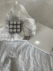 Cubo de Rubik de apertura Maison Martin Margiela Omotesando - Imagen 1 de 5
