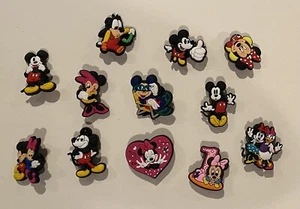 CONJUNTO/12 DIJES DECORATIVOS PARA ZAPATOS MINNIE & MICKEY MOUSE & FRIENDS PARA ZUECOS SANDALIAS - Imagen 1 de 2