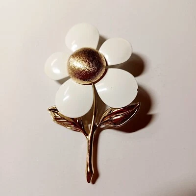 Sarah Coventry White/Goldtone Daisy OR Sunflower Brooch Pin - Image 1 of 4