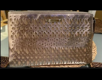 Cartera sin asas doble STELLA & DOT de cuero vegano perforado con cremallera metálica Foto 1 de 3