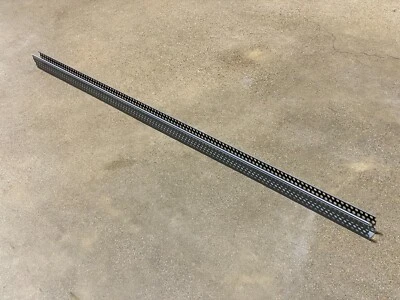 Conducto de cableado de orificio redondo Panduit D1x3LG6, 1" ancho x 3" alto, PVC gris claro vendido/6 pies Foto 1 de 3