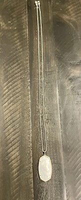 Collar Kendra Scott Reid. Oro con piedra de perlas de marfil. Foto 1 de 4