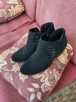 Zapatos de tacón bloque apilados perforados negros Soda botines al tobillo 8,5 usados en excelente estado Foto 1 de 4