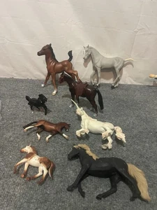 Lote de 8 caballos de plástico vintage varios tamaños  - Imagen 1 de 7