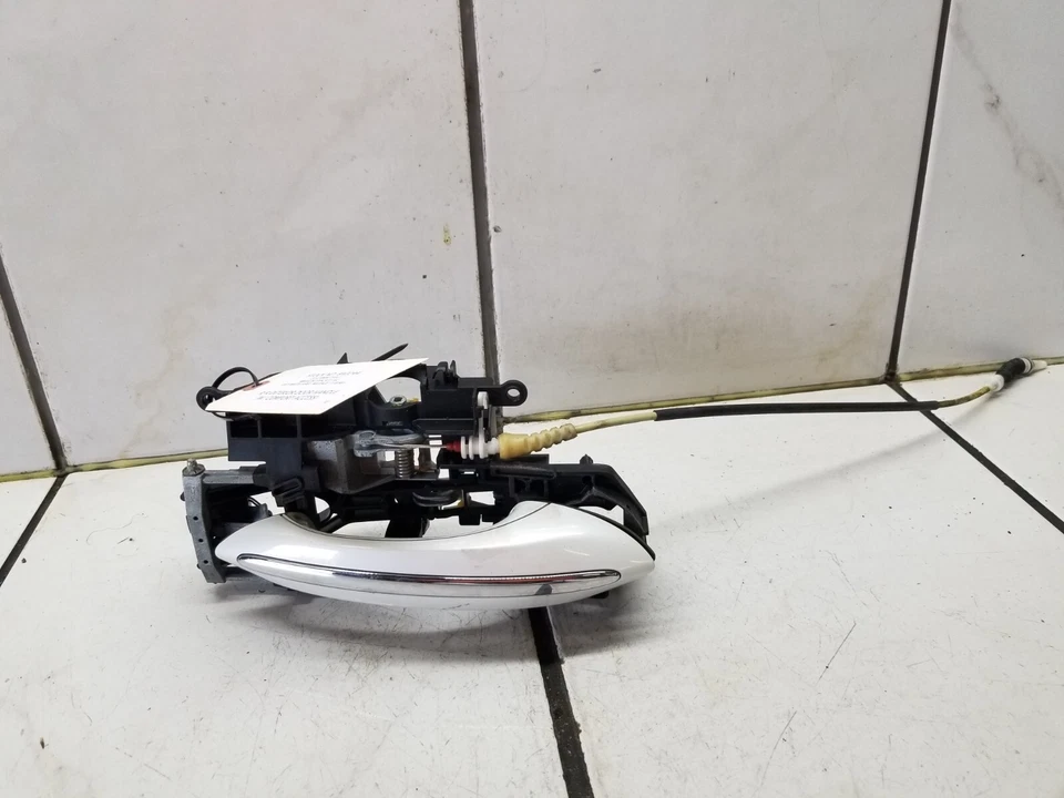 BMW 750i xDrive 2010 F01/F02 paso trasero derecho. SIDE EXT. MANGO DE PUERTA CON CONFORT Foto 1 de 3