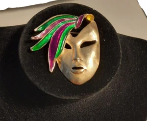 VINTAGE FACES COLLECTION MARDI GRAS MASK PIN - Picture 1 of 3