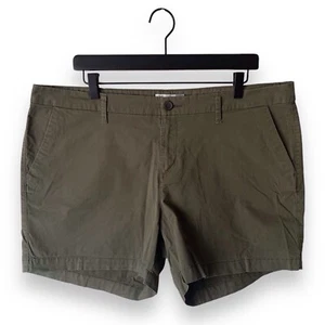 Old Navy Women's Size 16 Solid Green Basic Chino Shorts - Picture 1 of 3