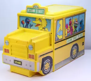Scatola dei giocattoli vintage Fisher Price Sesame Street Muppets scuolabus 1984 petto CTW 048 NY - Foto 1 di 24
