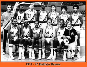 NBA 1971 - 72 Buffalo Braves Team Picture Black & White 8 X 10 Photo Picture - Picture 1 of 1