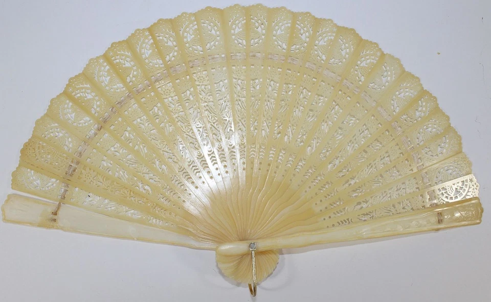 "Abanico de mano de celuloide vintage diseño de encaje perforado años 50-60 motivo de dama bailando 7""" Foto 1 de 1