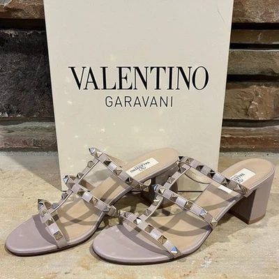 Sandalias Valentino Garavani Rockstud piel de becerro cuero Poudre tacón bloque Foto 1 de 4