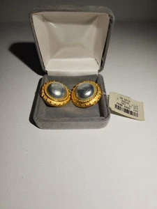 Classic Signed Jaded Clip On Earrings - Picture 1 of 2
