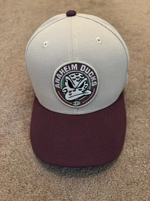 Sombrero ajustado Anaheim Ducks Stone Throwback Logo New Era 59Fifty talla 7 1/2 Foto 1 de 3