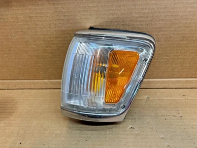 1992-1995 Toyota 4Runner Drivers Left Front Marker Light OEM Used Nice - Image 1 of 3