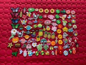 102 Parches Apliques Bordados Planchados NUEVO Lote Varios Temas y Tamaños - Imagen 1 de 1