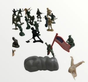 39 verschiedene Spielzeug Soldaten aus Plastik - Bild 1 von 6