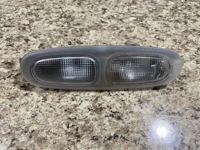 2002 - 2006 年 GMC ENVOY XL 头顶灯灯房安装原始设备制造商 — 第 1/2 张图片