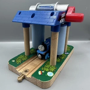 Thomas & seine Freunde Holzeisenbahn Sodor Lok Waschstation 2010 Y4369 gebraucht - Bild 1 von 6