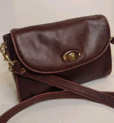 Bolso Bandolera Etienne Aigner Cuero Borgoña De Colección Placa con Logotipo Dorado A Presión Magnético Foto 1 de 4