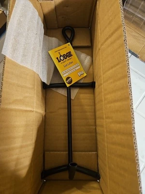 Soporte de tapa de horno holandés Lodge A5 Camp 14,3 pulgadas L x 4-1/4 pulgadas W negro Foto 1 de 3