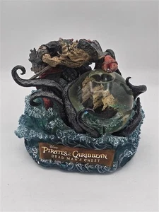 Disney Pirati dei Caraibi Dead Mans Chest Snow Globe Musica - Senza Batterie - Foto 1 di 7
