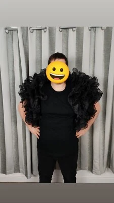 Chaqueta negra con volantes de organza al hombro Drag Queen Burlesque  Foto 1 de 2