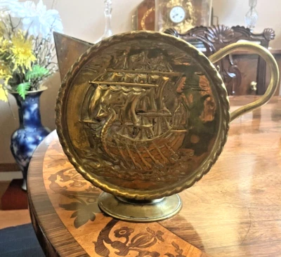 Latón antiguo/vintage regadera con diseño longships Foto 1 de 4