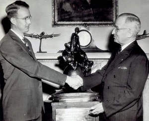 1946 AP Draht Foto Empfang Collier Trophäe von Präsident Truman Luis W Alvarez - Bild 1 von 2