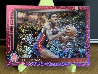 2025-26 Topps Baloncesto ISIAH THOMAS Rosa Holo Lámina #269 Pistones NBA Pistones Foto 1 de 2