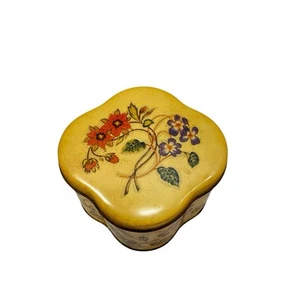 Lata floral vintage de oro amarillo de The Tin Box Company of America 3"x4,75”x4,50" - Imagen 1 de 15