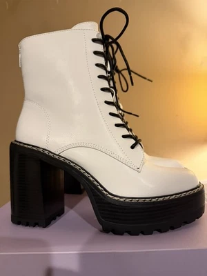 Botas de combate Madden Girl Karma para mujer de tacón de 9 bloques blancas Foto 1 de 4