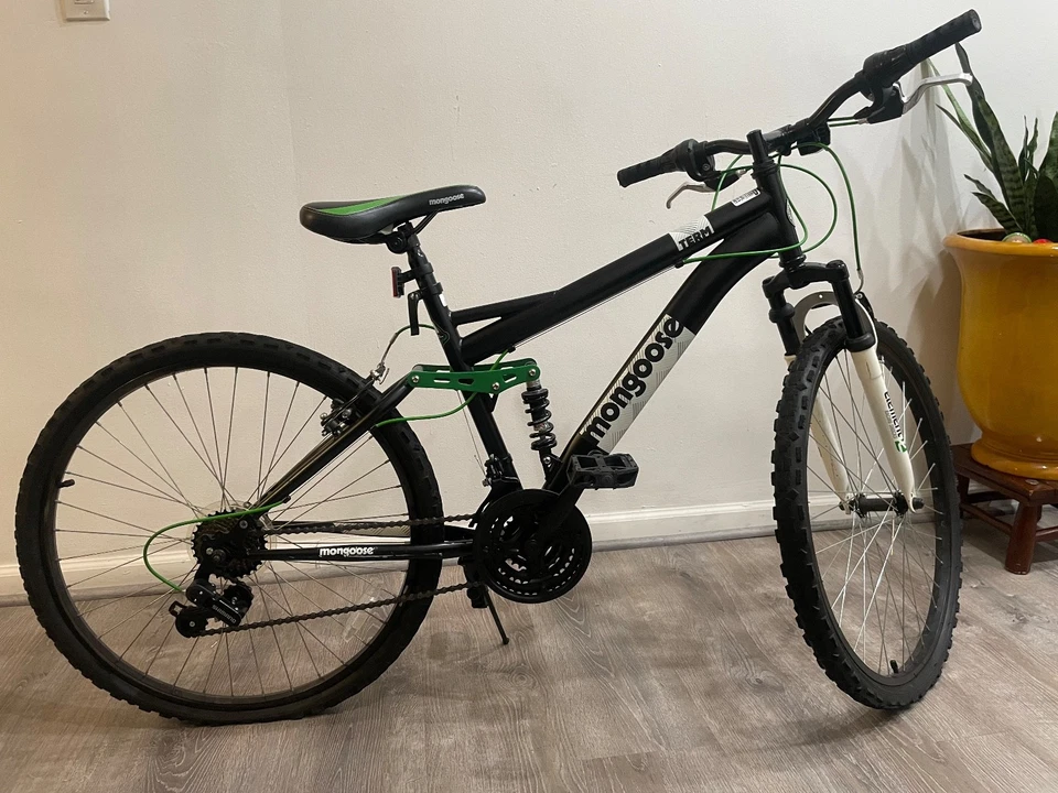 26英寸男孩Mongoose Term自行车带16英寸Element Racing减震器 — 第 1/4 张图片