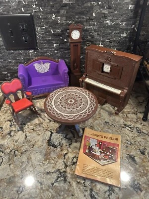 Jody’s Victorian Parlor 家具 理想 1975 ~ Dollhouse ~ 索法钟 钢琴 复古 — 第 1/4 张图片