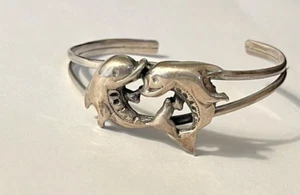 Vintage Sterlingsilber Armreif Armband Gravur lächelnd glückliche Delfine Schmuck Strand - Bild 1 von 8