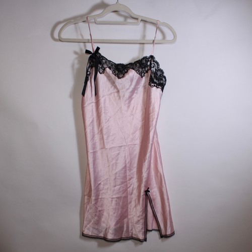 UNDERCOVER Abito slip rosa Victoria's Secret nuovo con etichetta con orlo in pizzo nero e fiocco taglia M