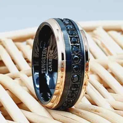 Alianza de compromiso de tungsteno negro para hombre - borde de oro rosa e incrustación de circonita cúbica Foto 1 de 4