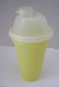 Vtg Tupperware #844 Yellow Quick Shake Mixer Shake 16 oz Drinks, Gravy Mo - Picture 1 of 3