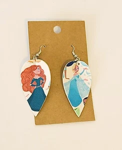 Pendientes colgantes ligeros de imitación de cuero en forma de lágrima - Heroínas Disney Mérida Elsa - Imagen 1 de 1
