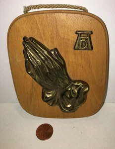 Vintage bronze Metal Praying Hands On Wooden Wall Plaque hanging religious 4x5 - Picture 1 of 3