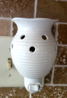 Scentsy Groovy White Ceramic Plug In Wax Melt Warmer Retired - Image 1 of 4