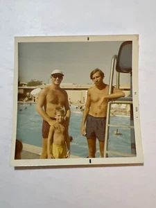 Foto 1970 Nordamerikanische Luftfahrt "Autonetik" Pool Hemdlose Männer Anaheim CA - Bild 1 von 2