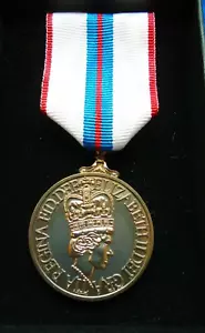 ERII QUEENS JUBILEE 1977 FULL SIZE MEDAILLE & BAND, REPRODUKTION - Bild 1 von 4