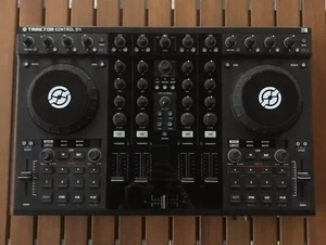 NI Traktor Kontrol S4 MK1 - DJ Controller (FADER CANALE 3 DIFETTOSO) - Foto 1 di 1