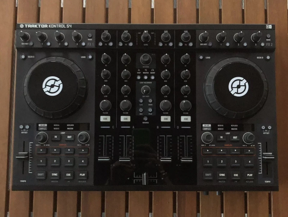 NI Traktor Kontrol S4 MK1 - DJ Controller  (FADER CANALE 3 DIFETTOSO) - Immagine 1 di 1