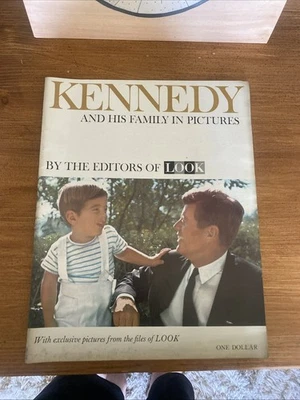 Vintage Kennedy And His Family In Pictures Magazine 1963 By The Editors Of Look Foto 1 de 4