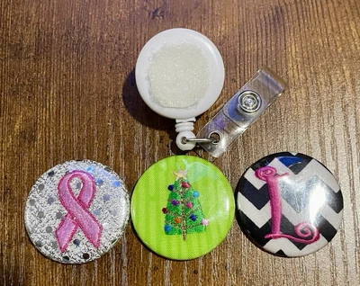 Gancho y bucle de carrete de insignia con 3 cubiertas expresivas intercambiables Foto 1 de 2