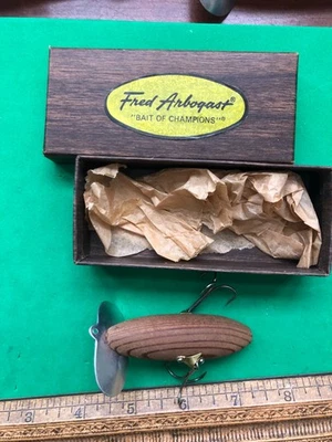 DE COLECCIÓN FRED ARBOGAST JITTERBUG GANCHO LATERAL CEDRO EN CAJA Foto 1 de 4