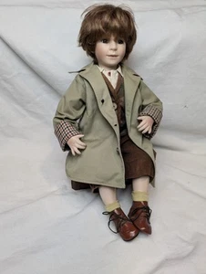 Little Companion Collection Stazione Ferroviaria "Quentin" #710 Bambola Porcellana 19" - Foto 1 di 8