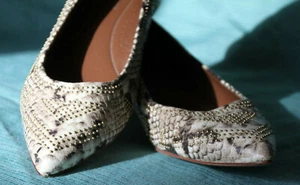 Womens SHOES Donald J Pliner Pointy Toe Flats Leather Sole Studded Size 11US - Picture 1 of 12